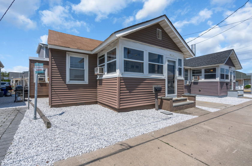 Updated cottage across from the beach & boardwalk Has parking