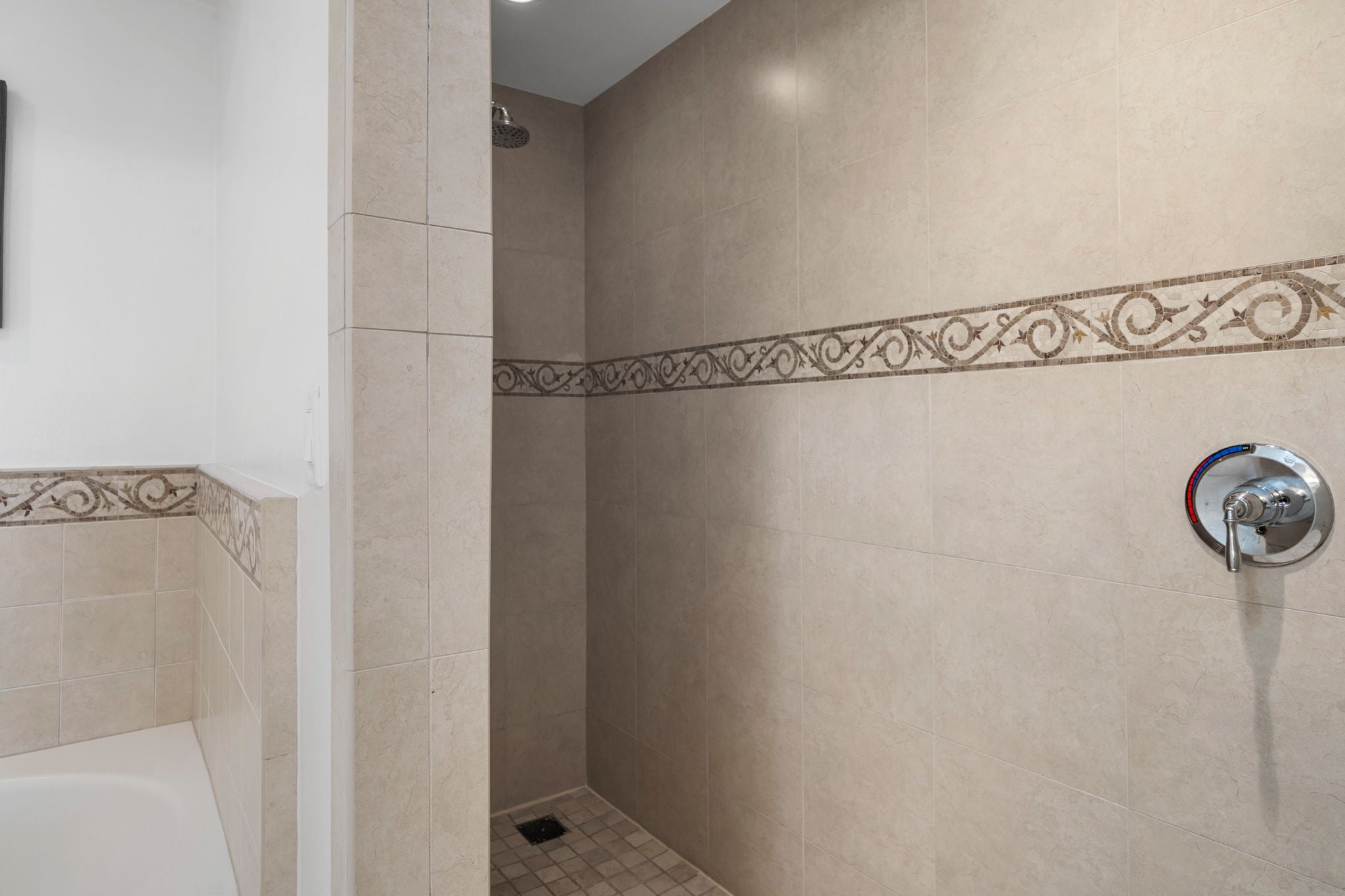 Grande Pearl (Condo) photo 9